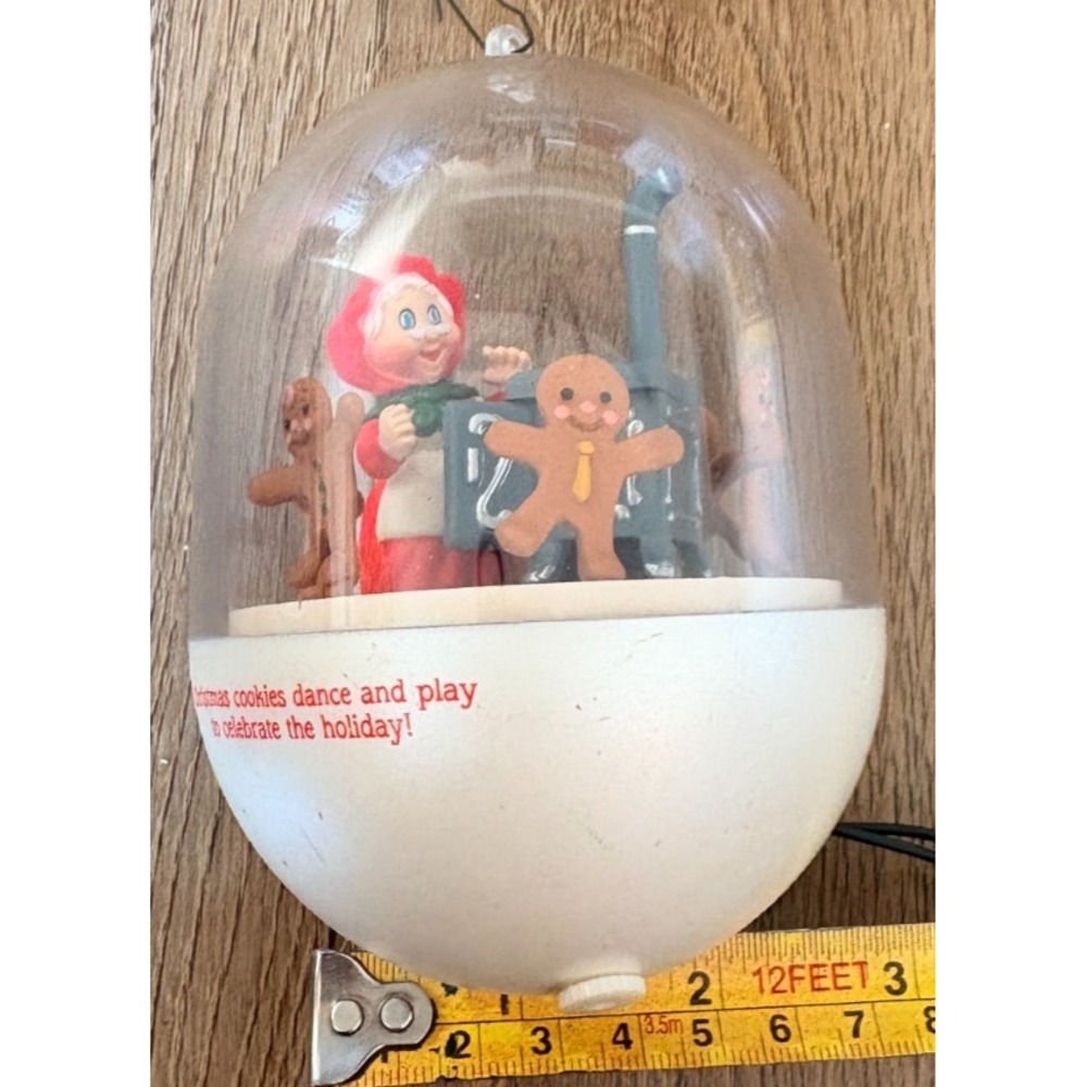 1990 Hallmark Ornament Mrs. Santa's Kitchen Magic Light & Motion Untested